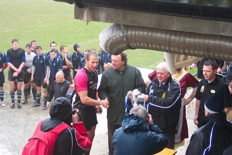 Steve Skinner and Dave Chatterton present the trophy.JPG